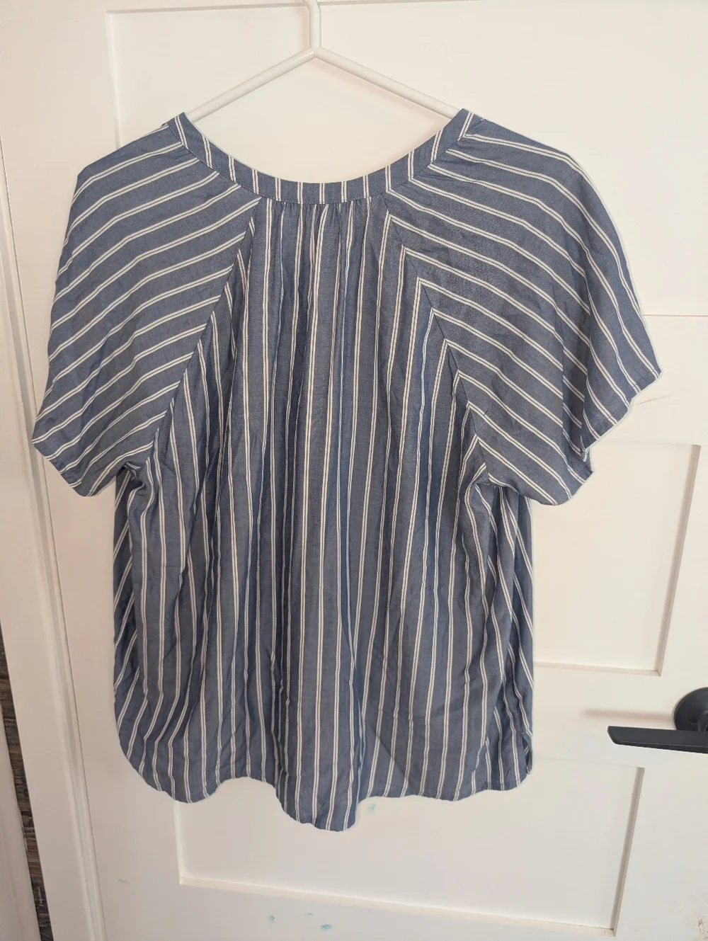 Old Navy Blue and White Vertical Stripe V-Neck Short Sleeve Blouse - Picture 4 of 4